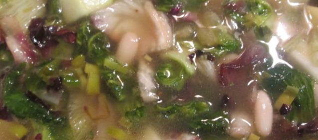 Суп со скаролой, радиккьо и белой фасолью