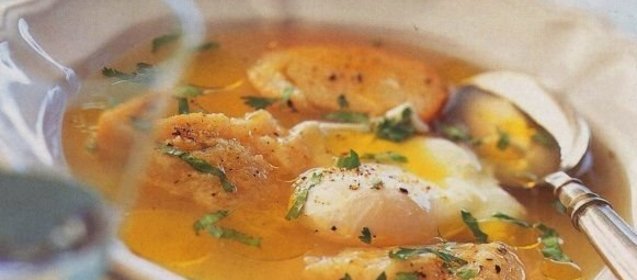 Чесночный суп с яйцами-пашот
