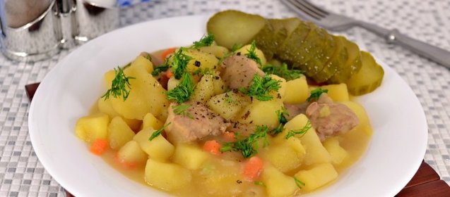Картофель тушеный со свининой и соевым соусом