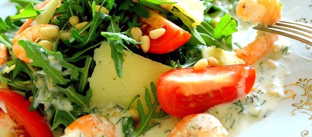 Теплый салат с креветками под соусом дор-блю