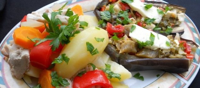 Овощи с мясом и фаршированные баклажаны в пароварке
