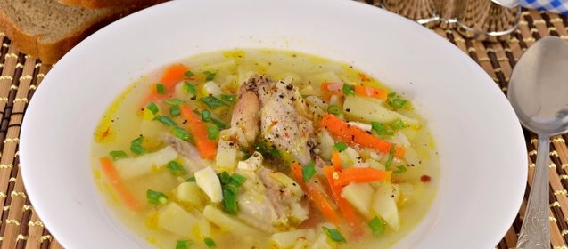 Суп с куриными крылышками, рисом и яйцом