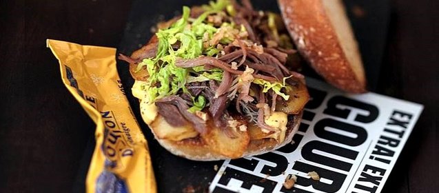 Бургер с утиными ножками конфи