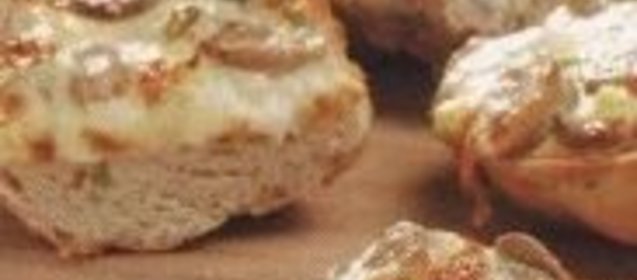 Бутерброды из багета с грибами, сыром и зеленым луком