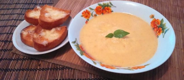 Суп-пюре из цветной капусты с чесночно-сырными гренками