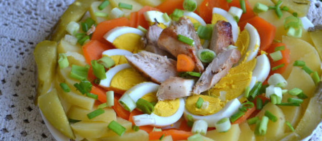 Праздничный салат с курицей и картофелем