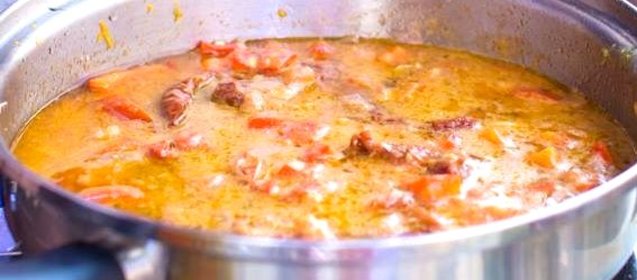 Спагетти с соусом из песто и помидоров