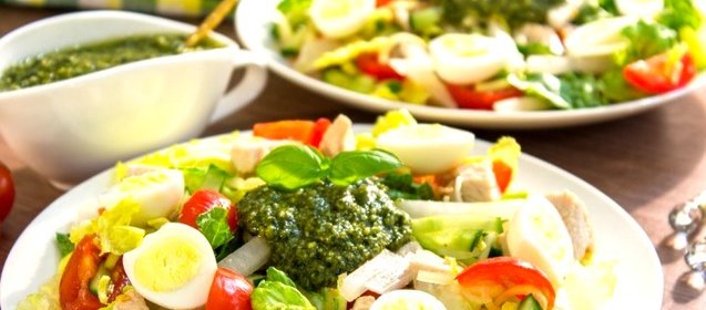 Салат с индейкой, дайконом и песто