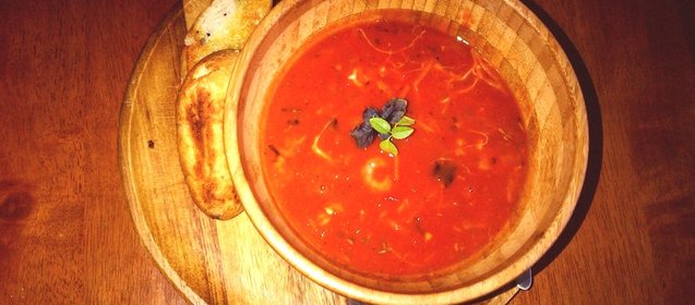 Томатный суп с морепродуктами, базиликом и моцареллой