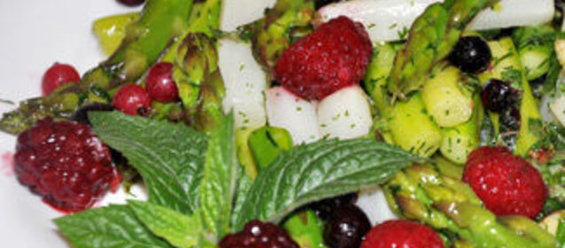 Салат из спаржи и ягод