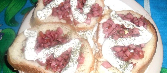 Бутерброды с яйцом и сосиской в микроволновке