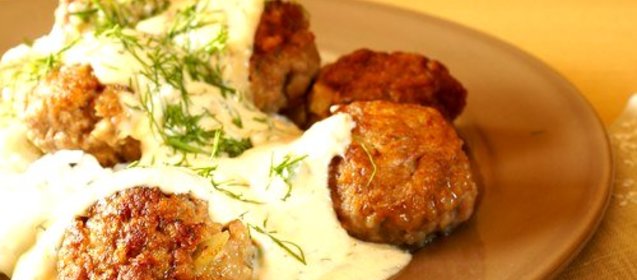 Куриные котлеты со сливочным соусом в микроволновой печи