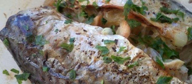 Скумбрия, запеченная с луком (в микроволновке)