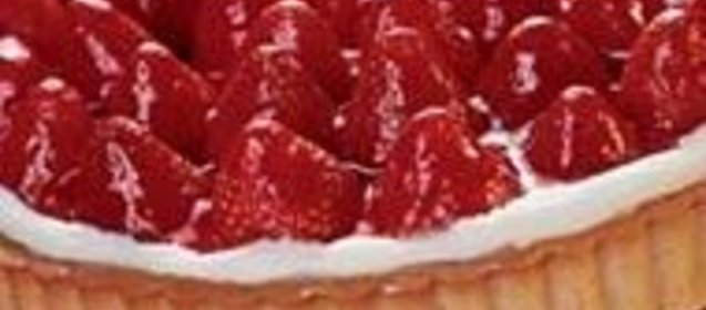 Торт из целых ягод клубники