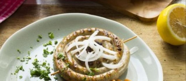 Колбаски, обжаренные на гриле, с гарниром из фасоли в томатном соусе