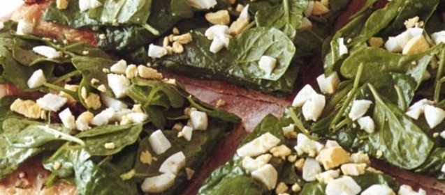 Пицца со свежим шпинатом и сыром грюйер