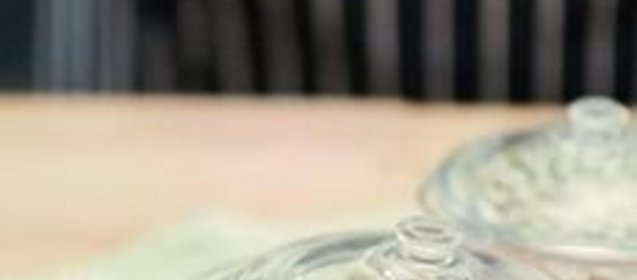 Куриное филе, запеченное в сметане с травами и зеленым горошком