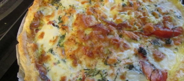 Итальянский быстрый пирог Quiche с лососем и овощами, готовим с микроволновкой «Вирлпул»