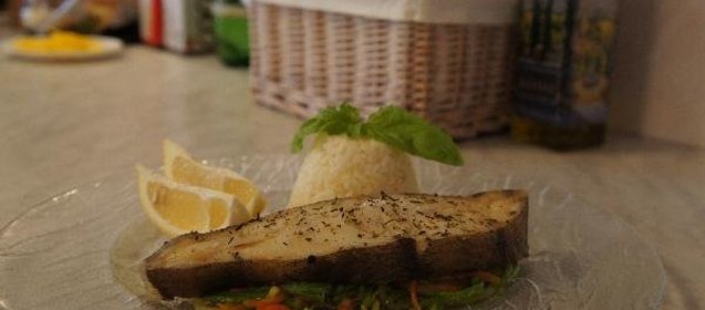 Запеченый палтус на овощной подушке.