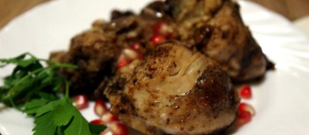 Куриная грудка с чесноком и гранатом в микроволновке