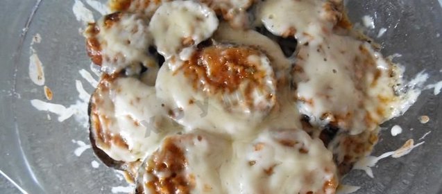 Баклажаны и кабачки с сыром в микроволновке