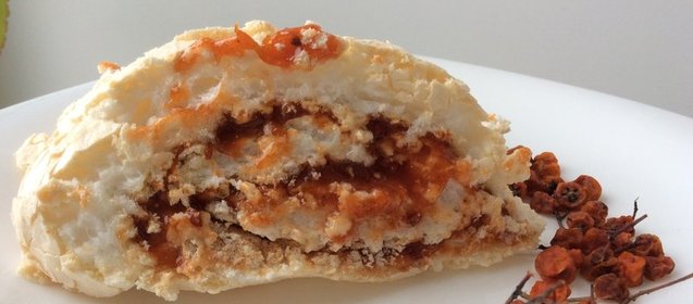 Меренговый рулет с рябиновым вареньем