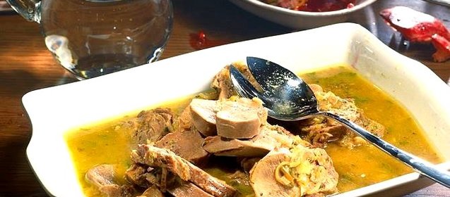 Язык отварной под винным соусом в микроволновой печи