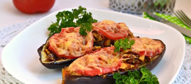 Баклажаны с фаршем, орехами и сыром в микроволновке
