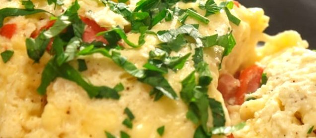 Омлет в чашке в микроволновке