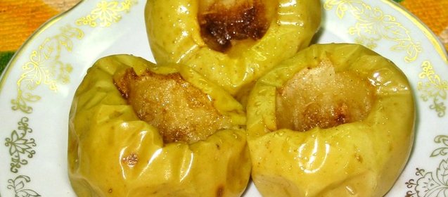 Печеные яблоки с корицей в микроволновке