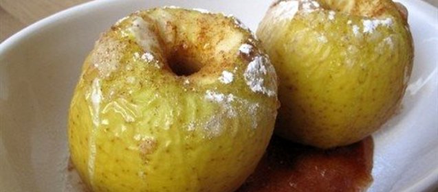 Яблоки с корицей в микроволновке