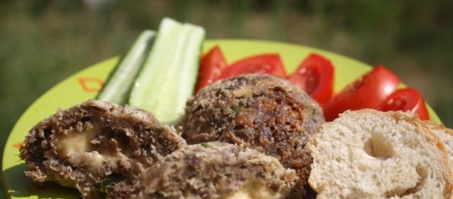 Говяжьи котлеты с начинкой из сыра в микроволновой печи