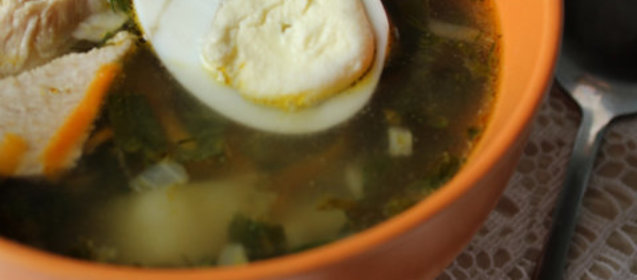 Зеленый суп из щавеля и крапивы
