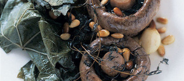 Тосты с грибами, запеченными в виноградных листьях