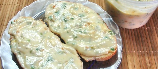 Плавленый сыр с луком и зеленью