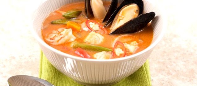 Густой томатный суп с лососем, тигровыми креветками и мидиями
