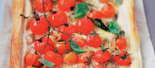 Пирог с томатами, базиликом и сыром талежио