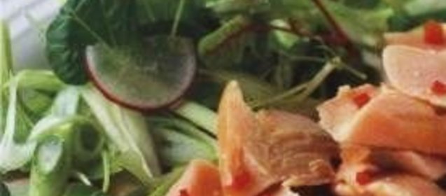 Копченая форель и зеленый салат с заправкой из перца чили и сока лайма