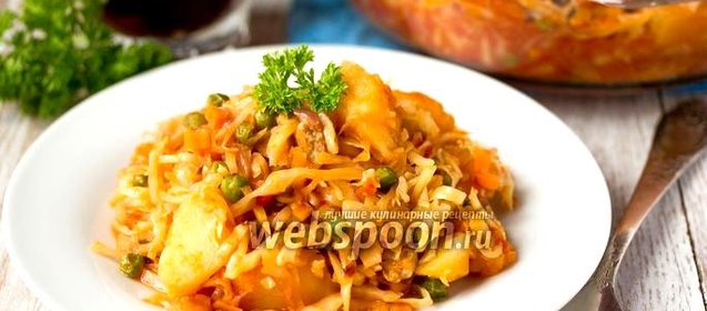 Капуста, тушёная с зелёным горошком, картофелем и куриным мясом в микроволновке
