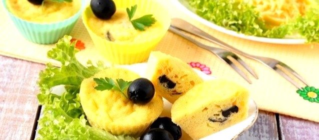 Кексы с сыром и оливками в микроволновке