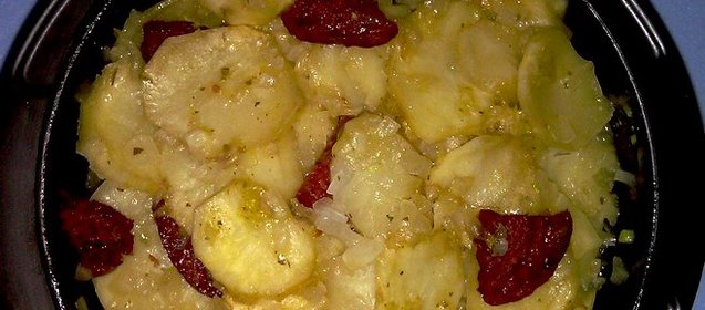 Запеченная картошка с колбасой в микроволновке