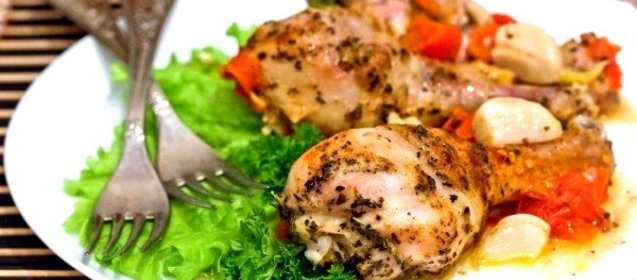 Куриные голени запечённые с чесноком и помидорами в микроволновке