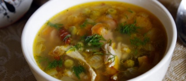 Ячменный суп с копченостями, зеленым горошком и маринованными огурцами