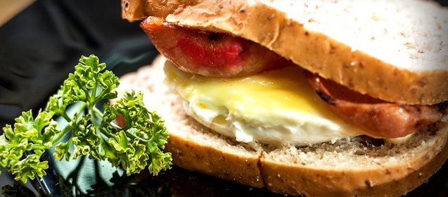 Бутерброд с яйцом в микроволновке