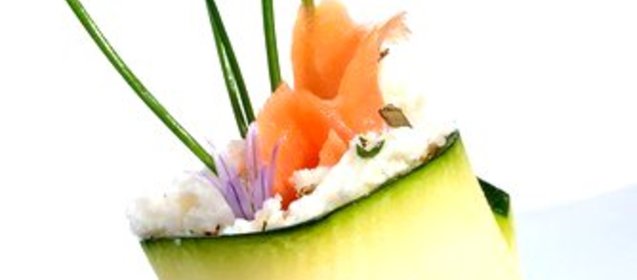 Суши из цукини с лососем и укропным соусом