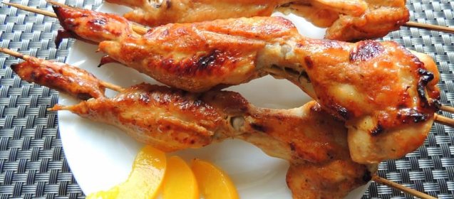 Крылышки гриль в персиковом маринаде