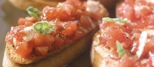 Чесночные тосты с помидорами и базиликом