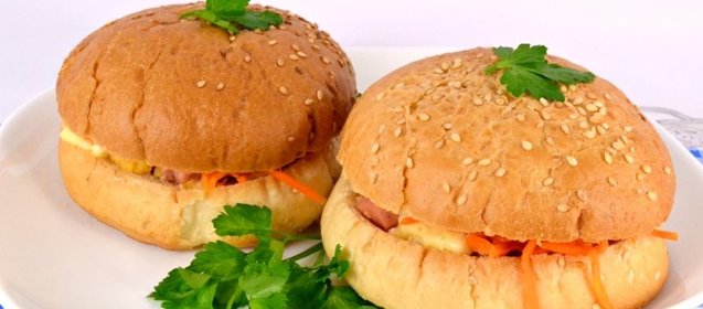 Булочки фаршированные сосисками, помидорами и сыром в микроволновке