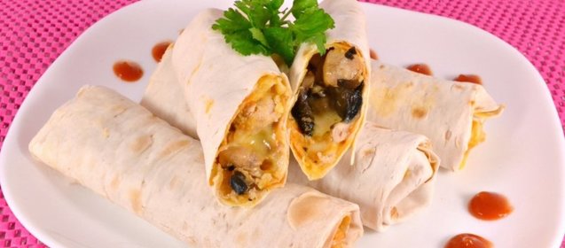 Рулеты из лаваша с курицей, грибами и сыром в микроволновке