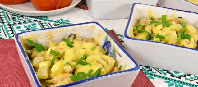 Картофельная запеканка с курицей, грибами и сыром в микроволновке
